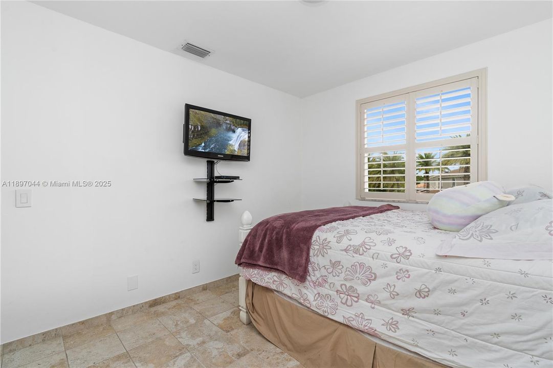 For Sale: $949,000 (5 beds, 3 baths, 2592 Square Feet)