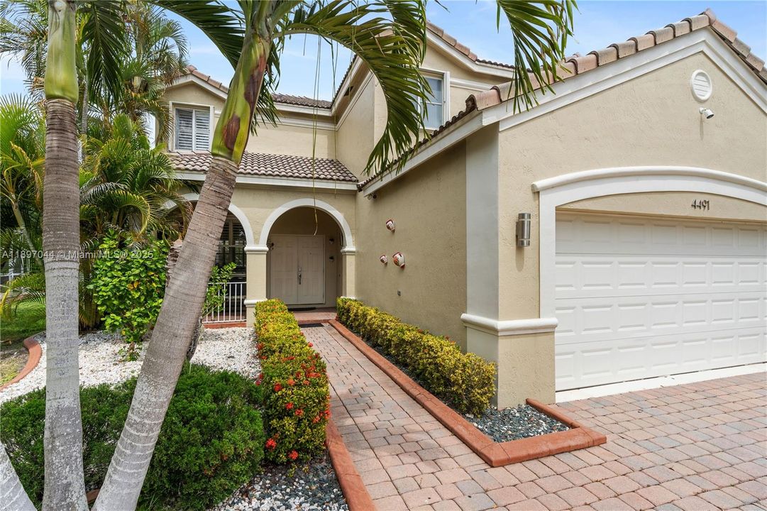 For Sale: $949,000 (5 beds, 3 baths, 2592 Square Feet)