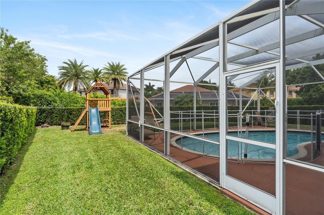 For Sale: $949,000 (5 beds, 3 baths, 2592 Square Feet)