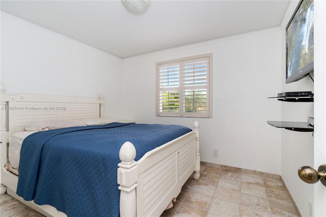 For Sale: $949,000 (5 beds, 3 baths, 2592 Square Feet)