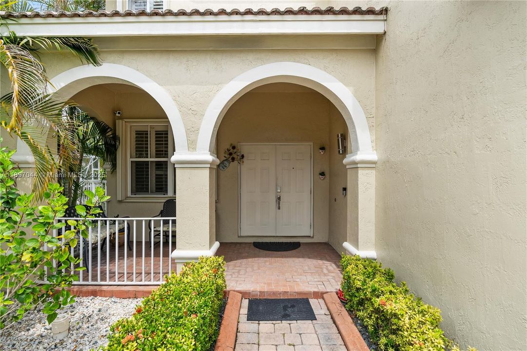 For Sale: $949,000 (5 beds, 3 baths, 2592 Square Feet)