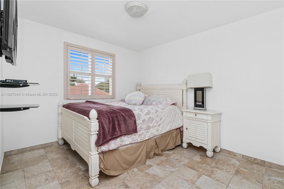 For Sale: $949,000 (5 beds, 3 baths, 2592 Square Feet)