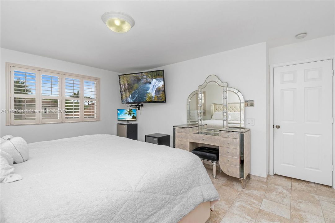 For Sale: $949,000 (5 beds, 3 baths, 2592 Square Feet)