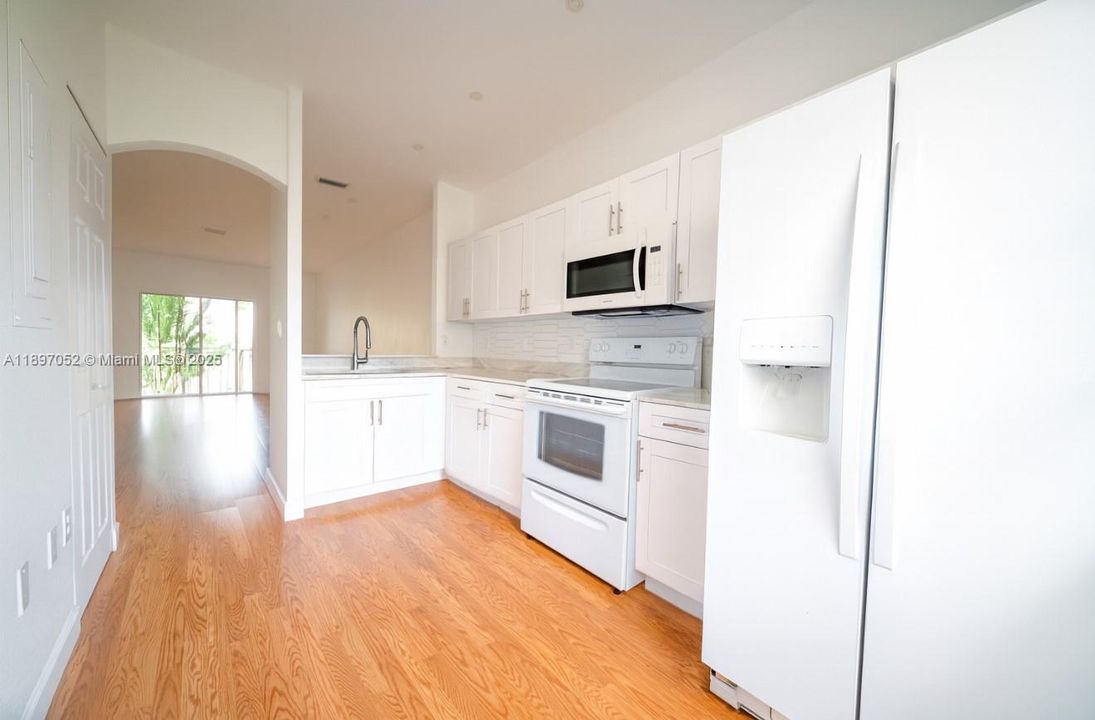 Active With Contract: $2,699 (2 beds, 2 baths, 1150 Square Feet)
