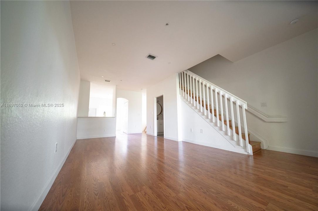 Active With Contract: $2,699 (2 beds, 2 baths, 1150 Square Feet)