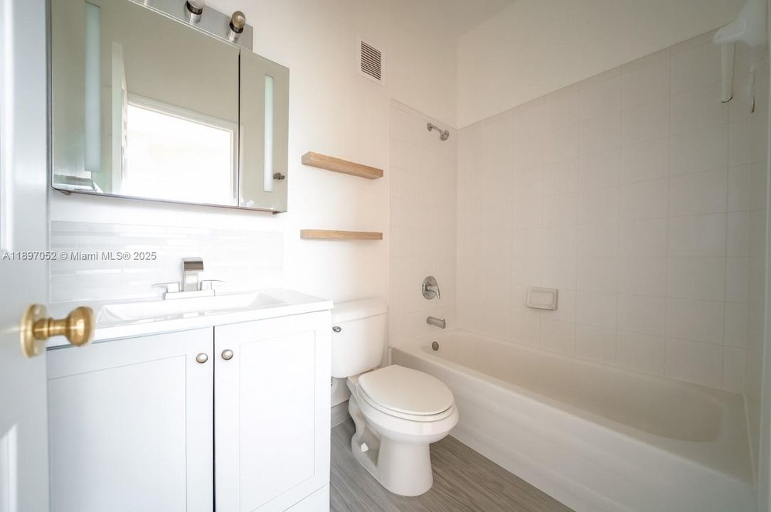 Active With Contract: $2,699 (2 beds, 2 baths, 1150 Square Feet)