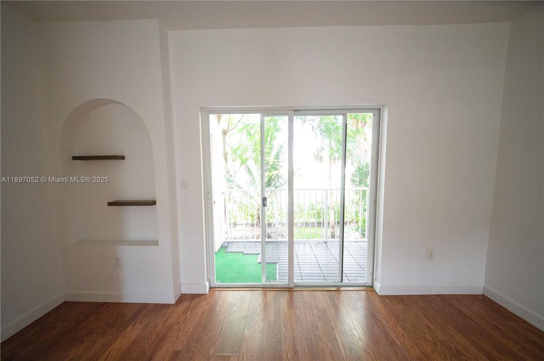 Active With Contract: $2,699 (2 beds, 2 baths, 1150 Square Feet)