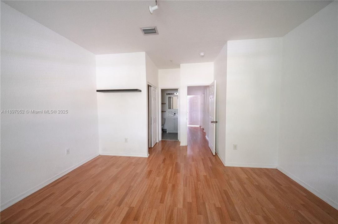 Active With Contract: $2,699 (2 beds, 2 baths, 1150 Square Feet)