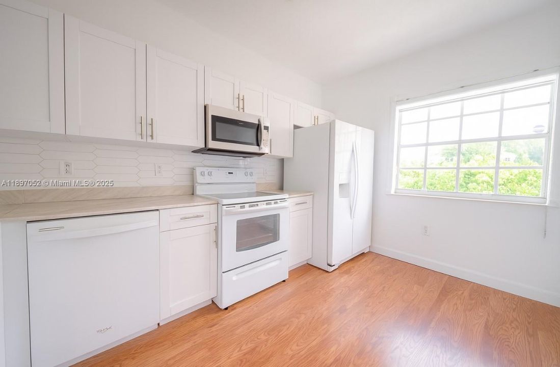 Active With Contract: $2,699 (2 beds, 2 baths, 1150 Square Feet)