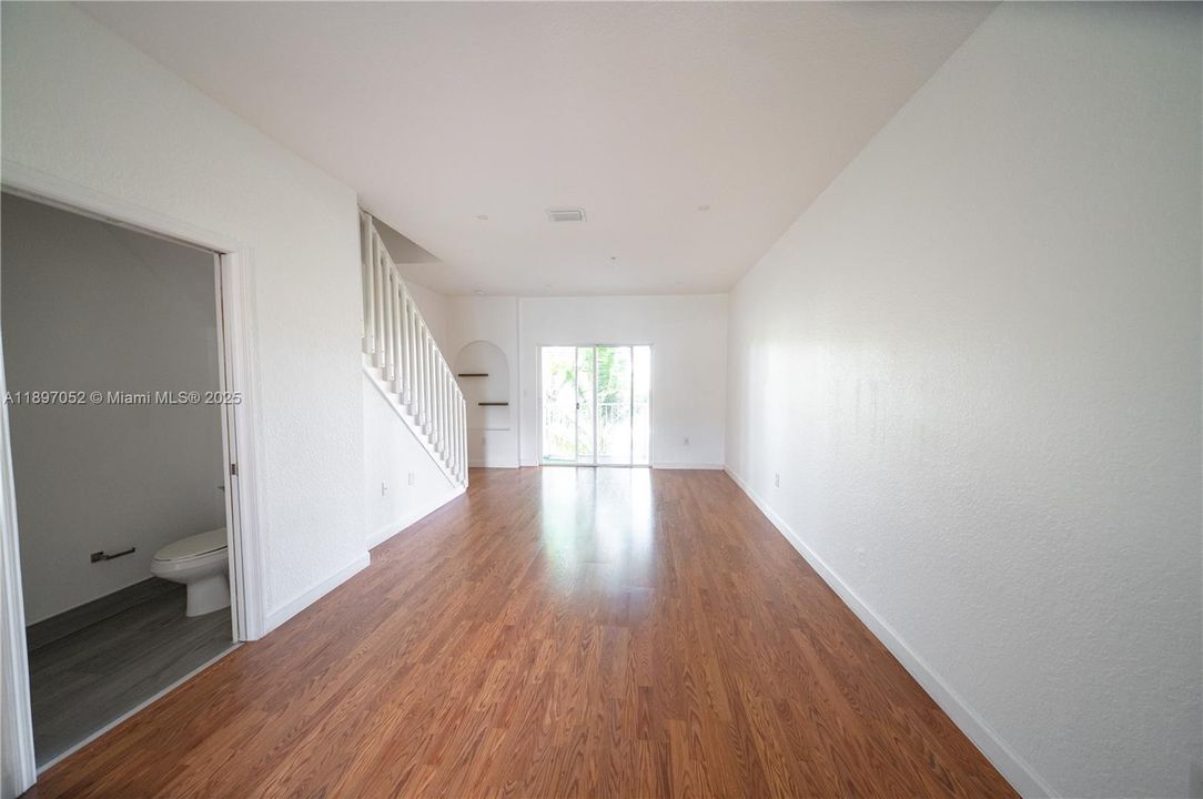 Active With Contract: $2,699 (2 beds, 2 baths, 1150 Square Feet)