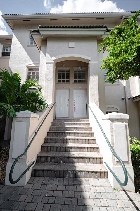 Active With Contract: $2,699 (2 beds, 2 baths, 1150 Square Feet)