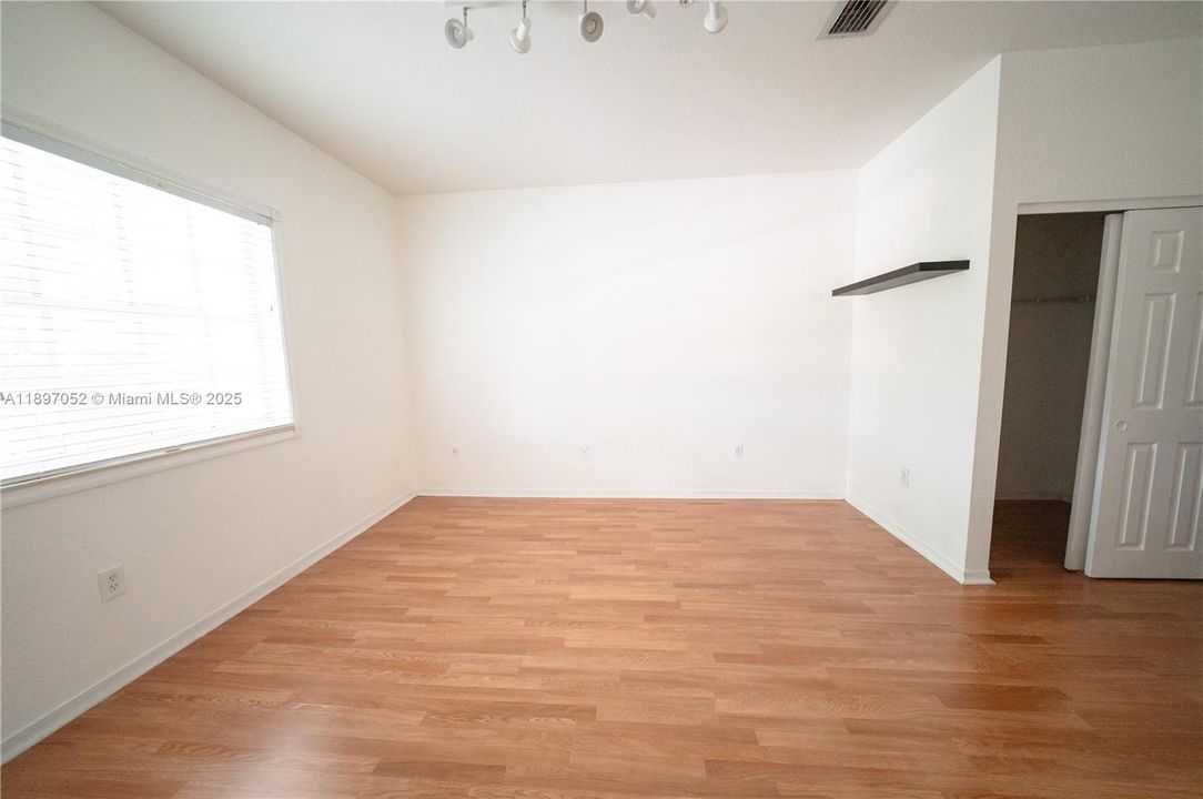 Active With Contract: $2,699 (2 beds, 2 baths, 1150 Square Feet)