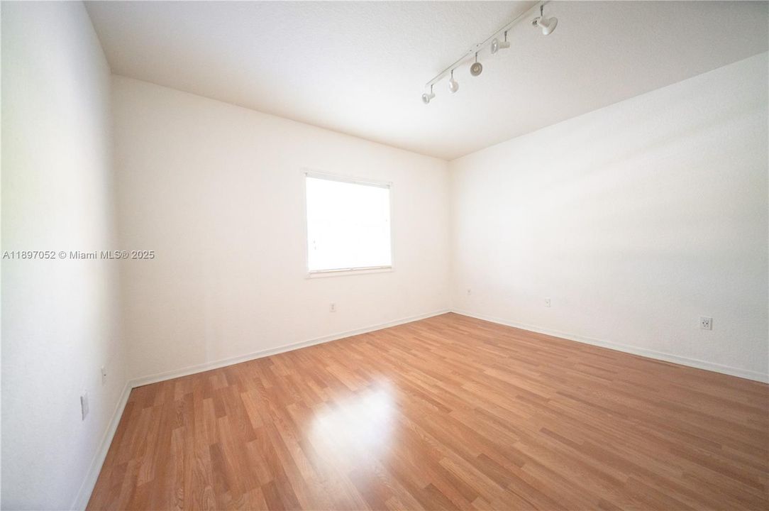 Active With Contract: $2,699 (2 beds, 2 baths, 1150 Square Feet)