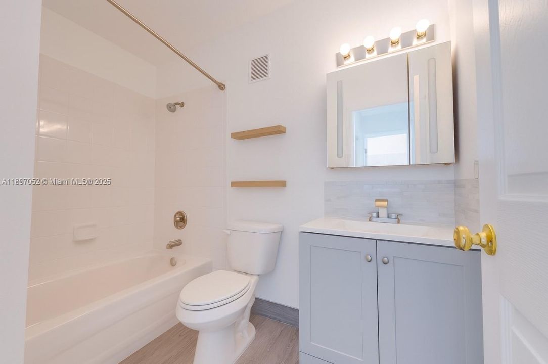 Active With Contract: $2,699 (2 beds, 2 baths, 1150 Square Feet)