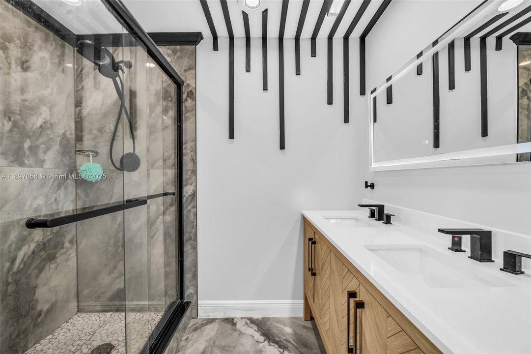 Под контрактом: $799,000 (3 спален, 2 ванн, 1608 Квадратных фут)