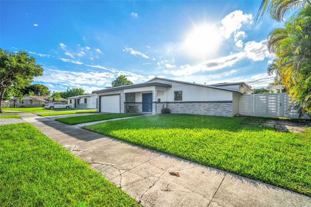 Под контрактом: $799,000 (3 спален, 2 ванн, 1608 Квадратных фут)