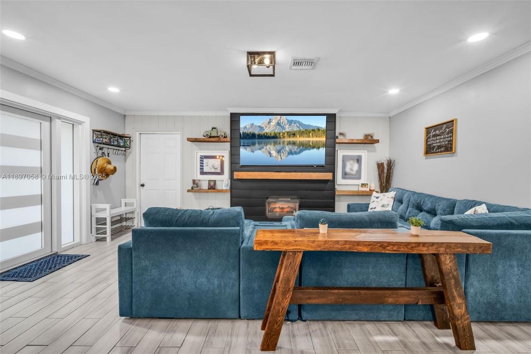 Под контрактом: $799,000 (3 спален, 2 ванн, 1608 Квадратных фут)