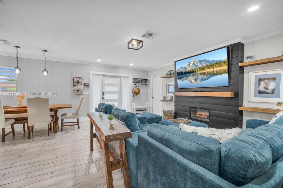 Под контрактом: $799,000 (3 спален, 2 ванн, 1608 Квадратных фут)