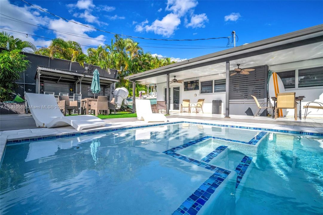 Под контрактом: $799,000 (3 спален, 2 ванн, 1608 Квадратных фут)