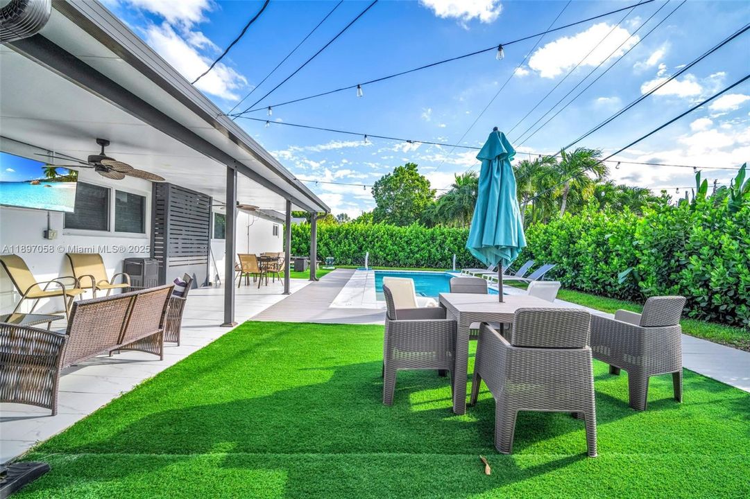 Под контрактом: $799,000 (3 спален, 2 ванн, 1608 Квадратных фут)