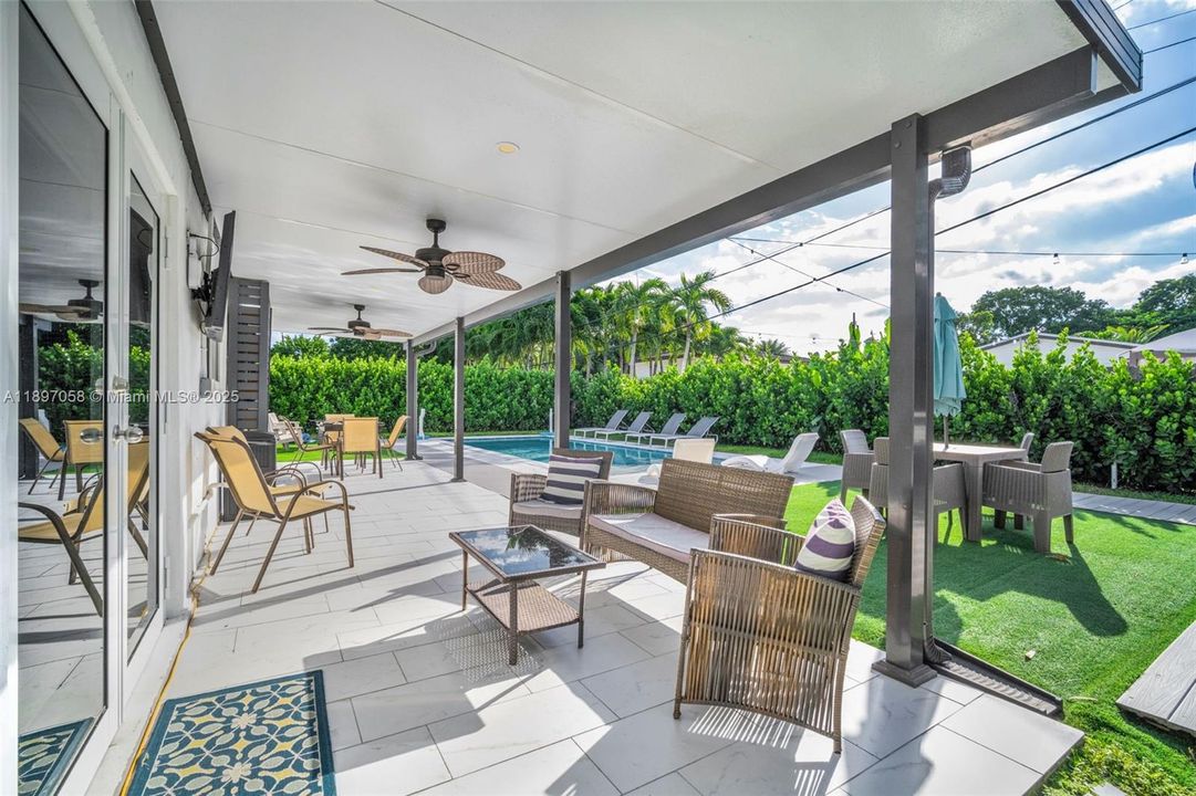 Под контрактом: $799,000 (3 спален, 2 ванн, 1608 Квадратных фут)