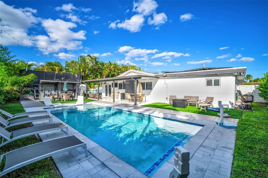 Под контрактом: $799,000 (3 спален, 2 ванн, 1608 Квадратных фут)