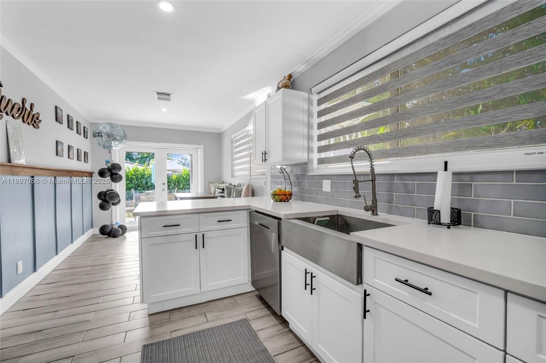 Под контрактом: $799,000 (3 спален, 2 ванн, 1608 Квадратных фут)