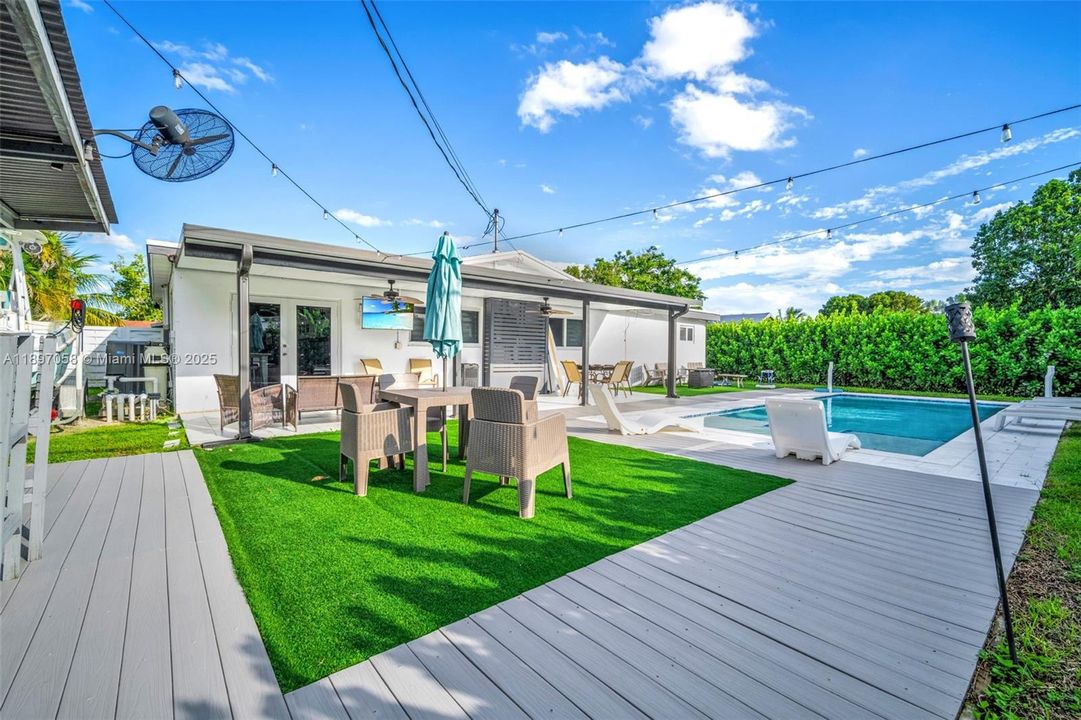 Под контрактом: $799,000 (3 спален, 2 ванн, 1608 Квадратных фут)