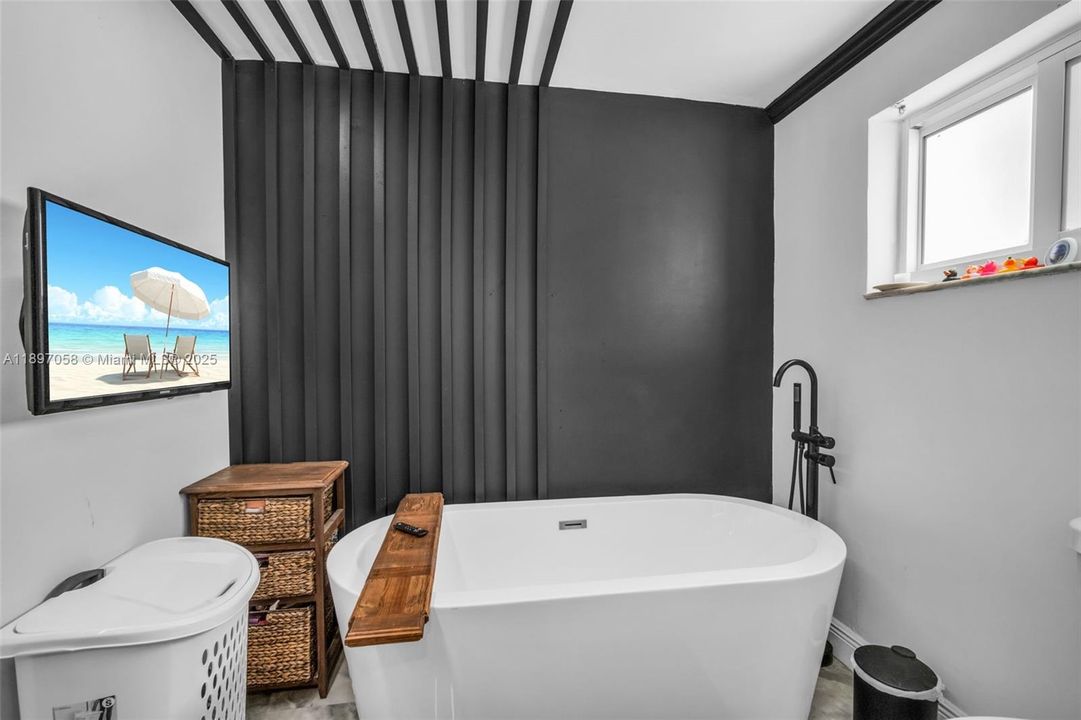 Под контрактом: $799,000 (3 спален, 2 ванн, 1608 Квадратных фут)