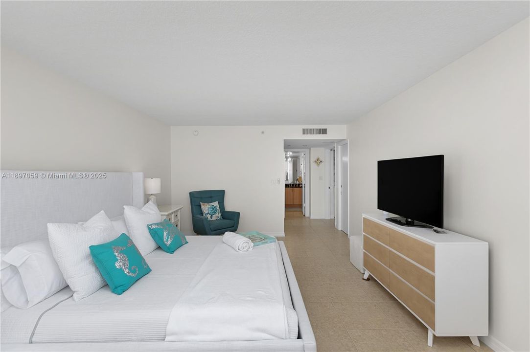 For Rent: $5,800 (2 beds, 2 baths, 1238 Square Feet)