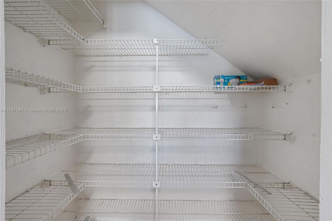 В аренду: $4,190 (4 спален, 2 ванн, 2728 Квадратных фут)