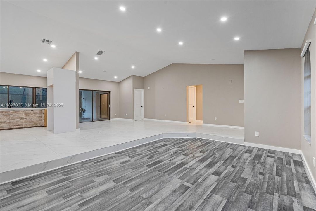 For Sale: $899,900 (3 beds, 3 baths, 1939 Square Feet)