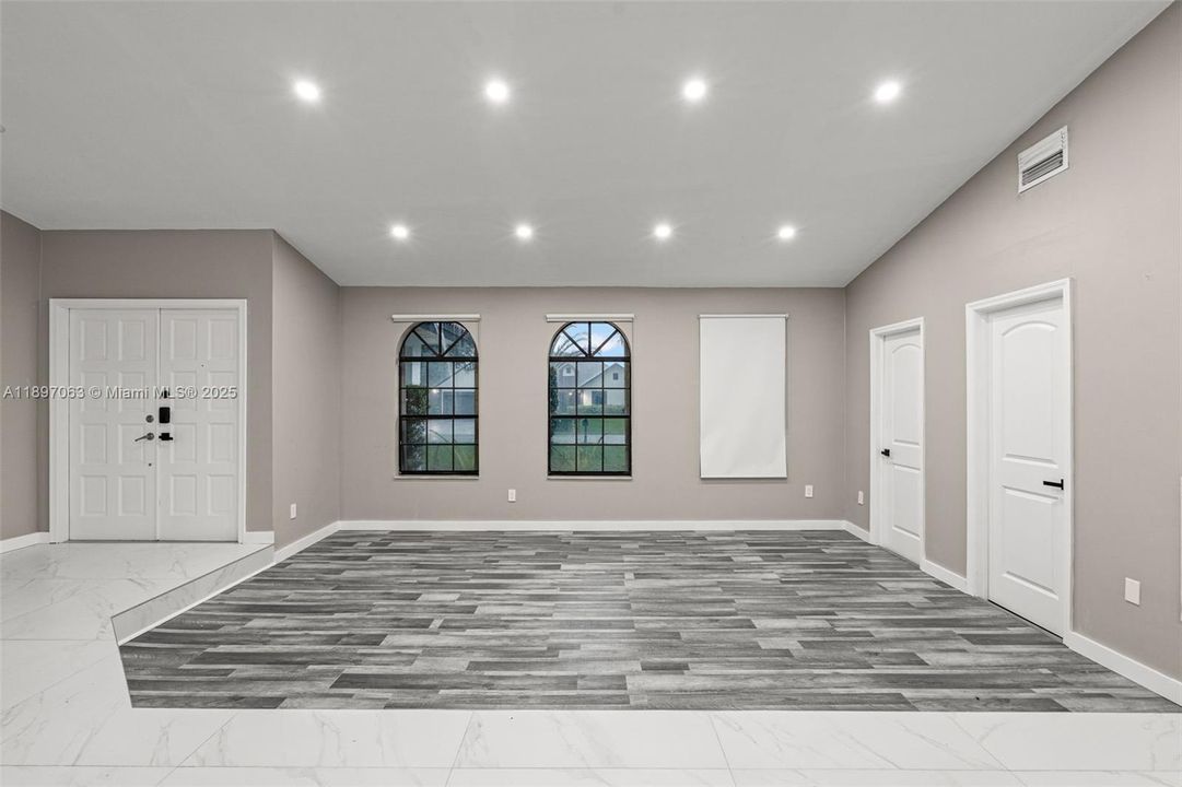 For Sale: $899,900 (3 beds, 3 baths, 1939 Square Feet)