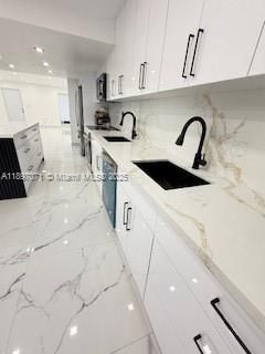 Active With Contract: $3,300 (2 beds, 2 baths, 1220 Square Feet)