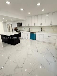 Active With Contract: $3,300 (2 beds, 2 baths, 1220 Square Feet)