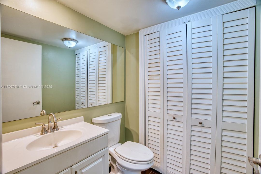 For Sale: $349,000 (2 beds, 2 baths, 1236 Square Feet)