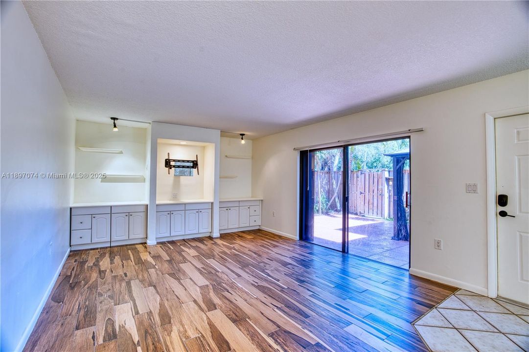 For Sale: $349,000 (2 beds, 2 baths, 1236 Square Feet)