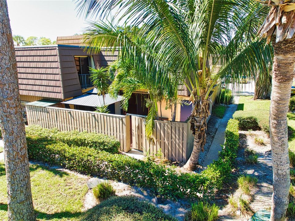 For Sale: $349,000 (2 beds, 2 baths, 1236 Square Feet)