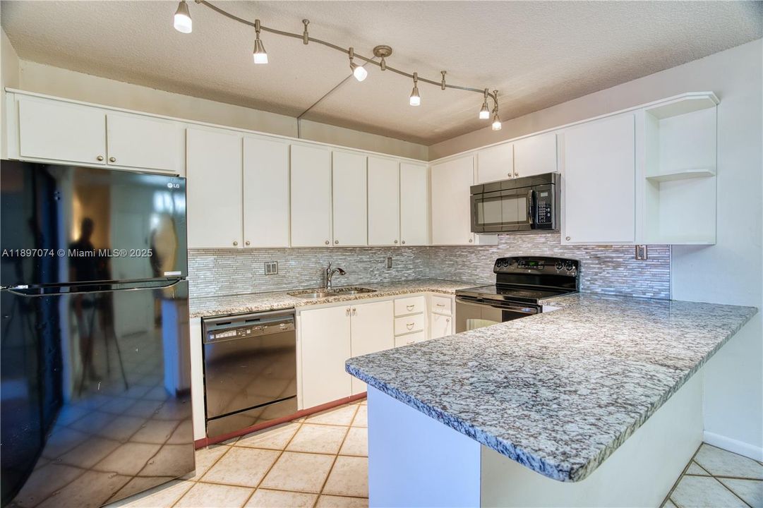 For Sale: $349,000 (2 beds, 2 baths, 1236 Square Feet)