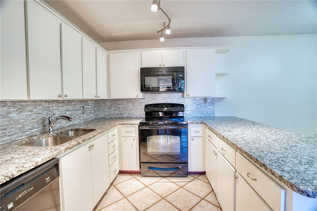 For Sale: $349,000 (2 beds, 2 baths, 1236 Square Feet)