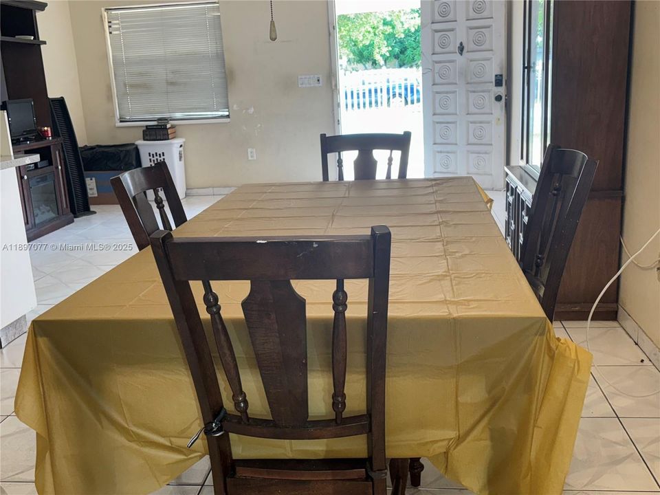 На продажу: $525,000 (2 спален, 1 ванн, 1126 Квадратных фут)