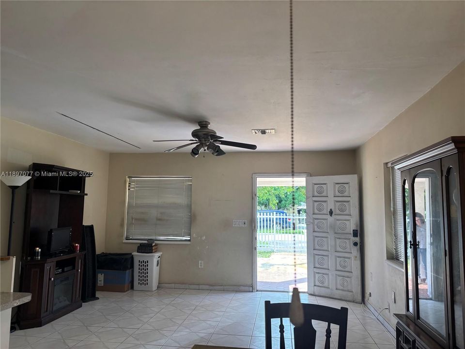 На продажу: $525,000 (2 спален, 1 ванн, 1126 Квадратных фут)