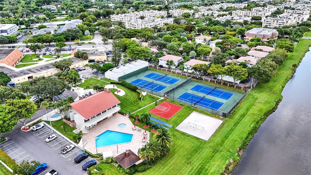 Recently Sold: $415,000 (2 beds, 1 baths, 994 Square Feet)