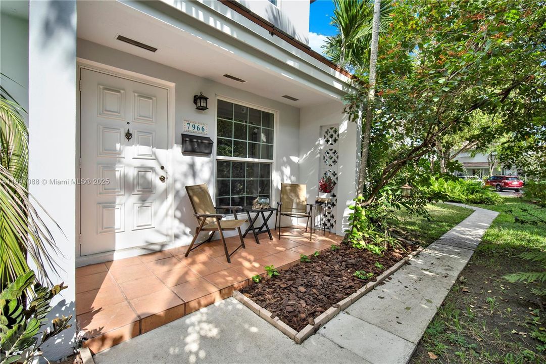 Recently Sold: $415,000 (2 beds, 1 baths, 994 Square Feet)