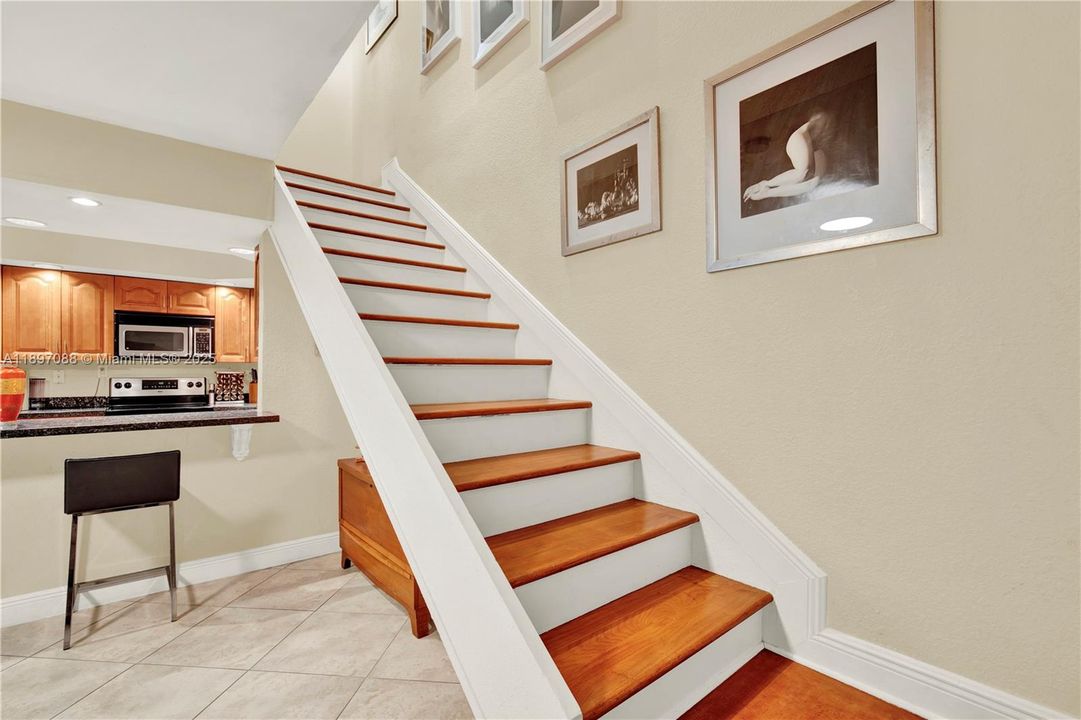 Recently Sold: $415,000 (2 beds, 1 baths, 994 Square Feet)