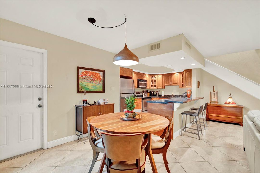 Recently Sold: $415,000 (2 beds, 1 baths, 994 Square Feet)