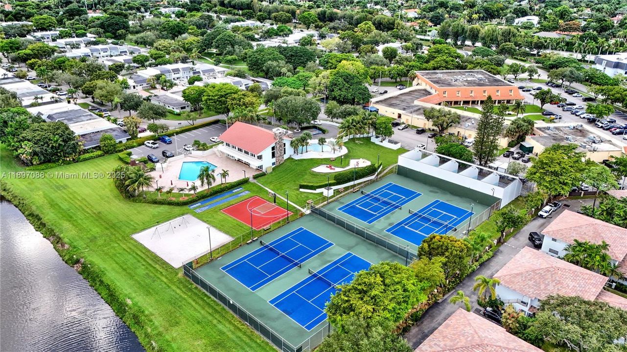 Recently Sold: $415,000 (2 beds, 1 baths, 994 Square Feet)