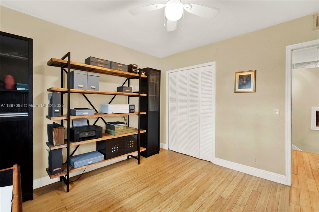 Recently Sold: $415,000 (2 beds, 1 baths, 994 Square Feet)