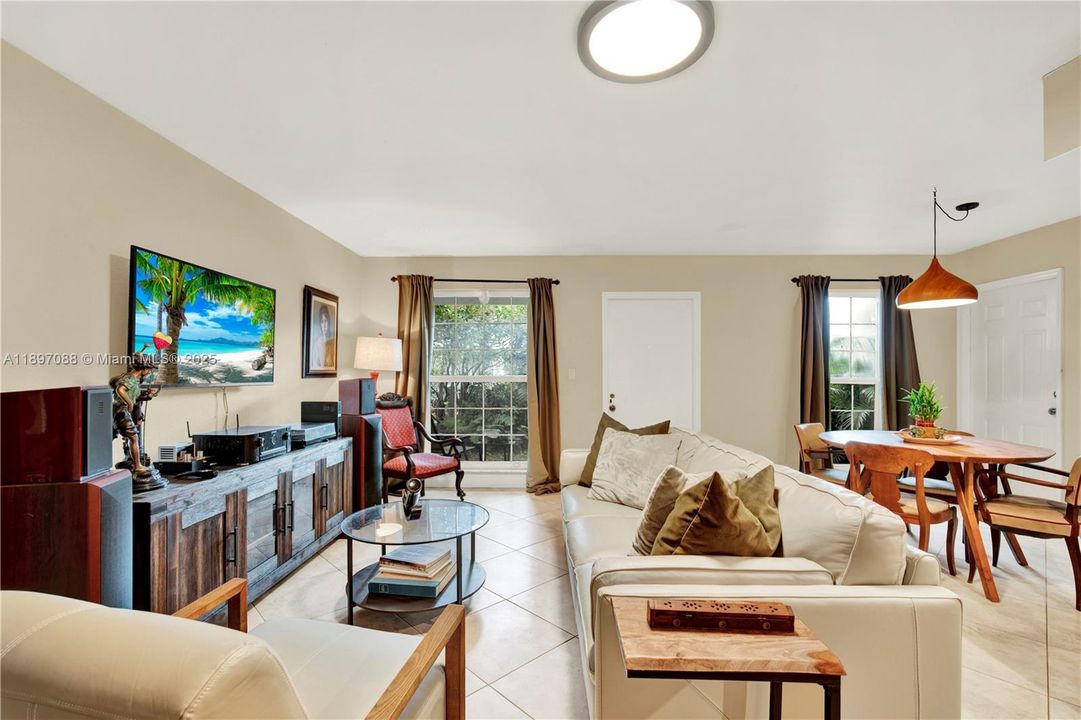 Recently Sold: $415,000 (2 beds, 1 baths, 994 Square Feet)