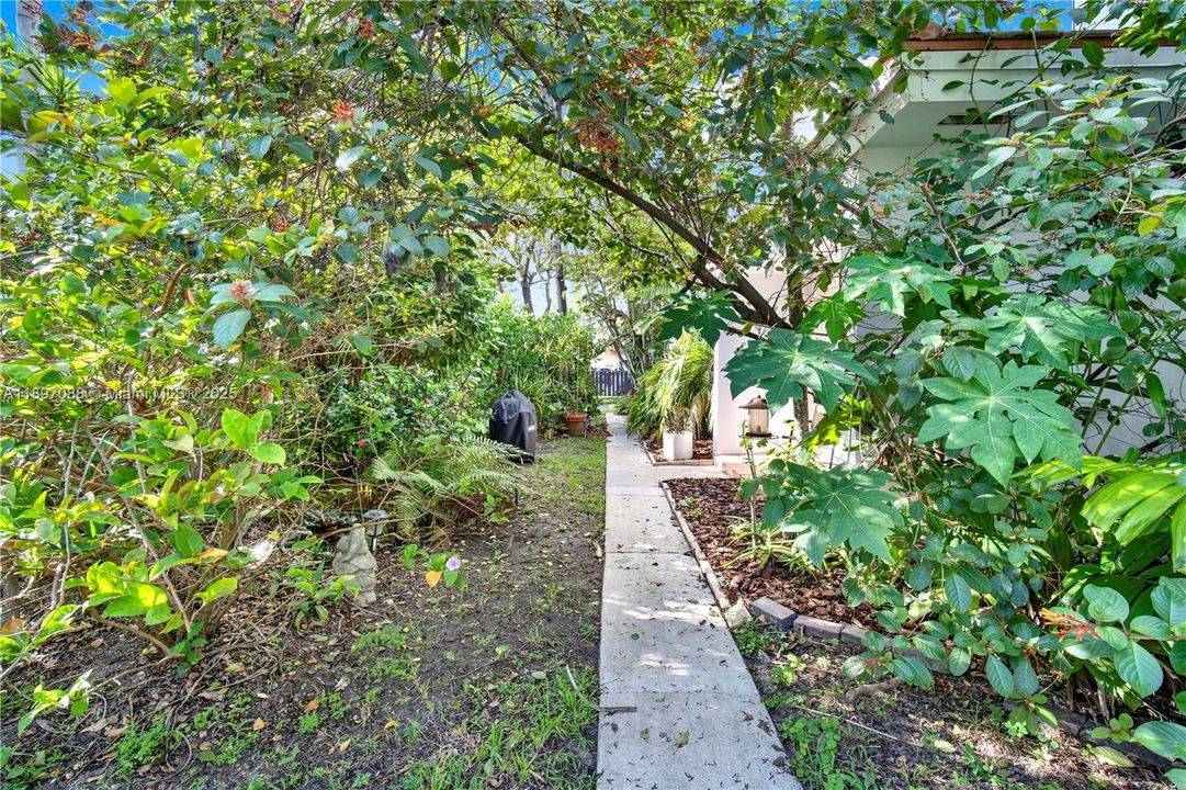 Recently Sold: $415,000 (2 beds, 1 baths, 994 Square Feet)